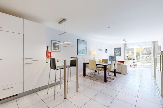 salon / salle à manger avec light floor, cloison sèche, drywall, inside property, et lumière naturelle