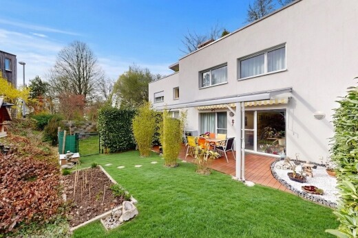 jardin avec from property, pelouse, clôture, et day time