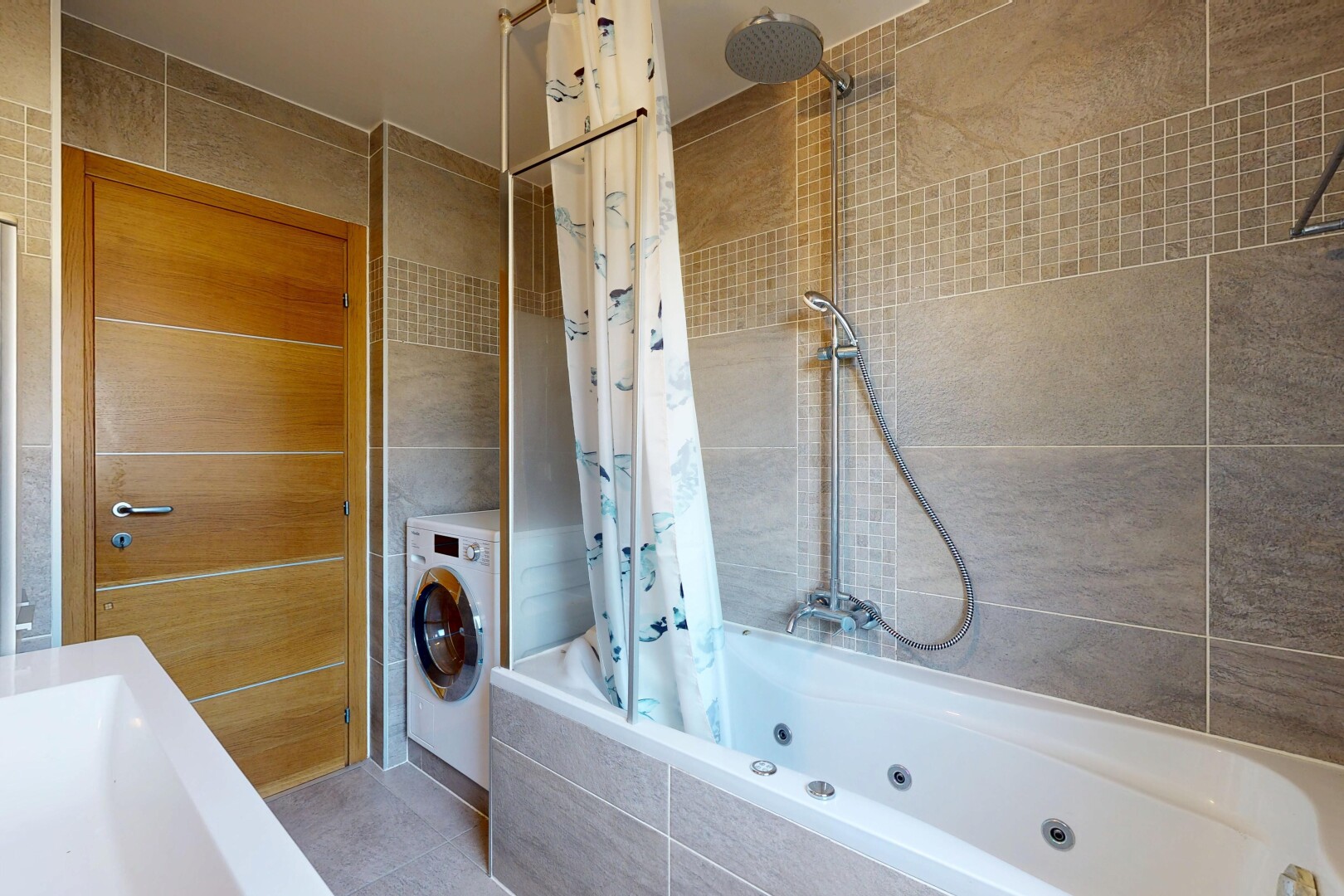 bad mit fliesenwand, tile wall, kombiniertes bad / dusche, tumbler, und komplettes badezimmer