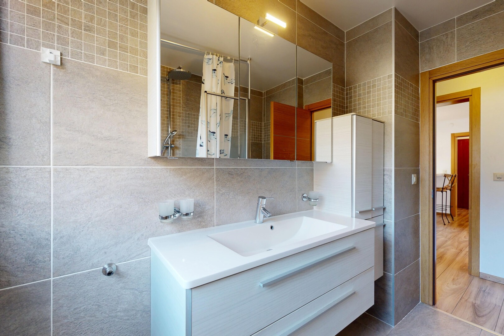 bad mit fliesenwand, tile wall, komplettes badezimmer, schminktisch, und dusche