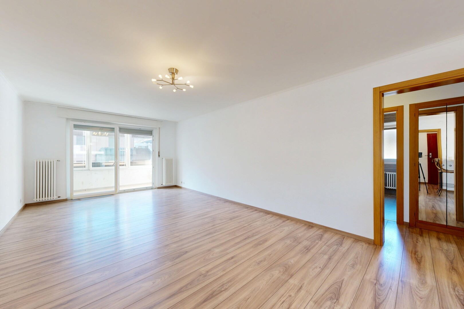 leerer raum mit inside property, natürliches licht, natural light, holzfußboden, und wood finish floor