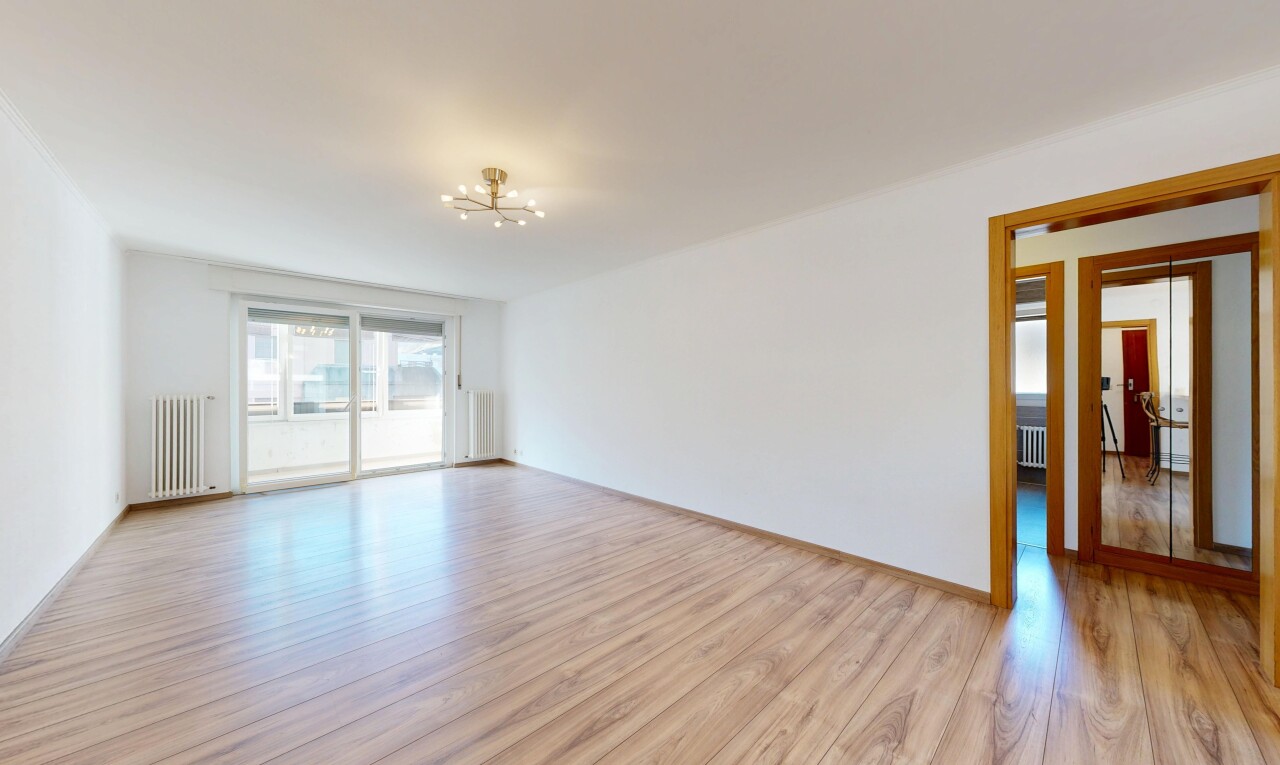 leerer raum mit inside property, natürliches licht, natural light, holzfußboden, und wood finish floor
