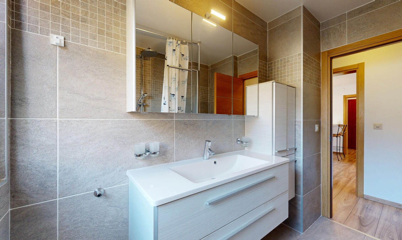 bad mit fliesenwand, tile wall, komplettes badezimmer, schminktisch, und dusche