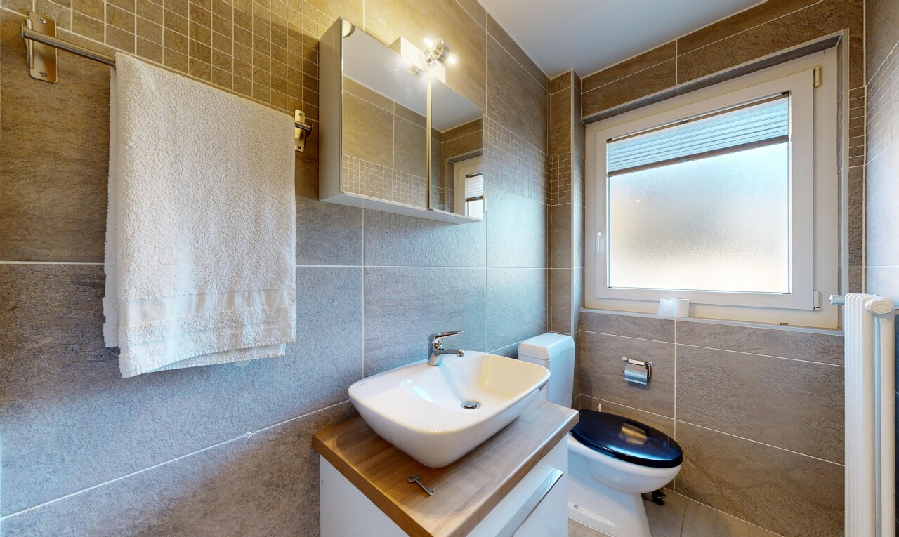 bad mit schminktisch, waschbecken, fliesenwand, tile wall, und inside property