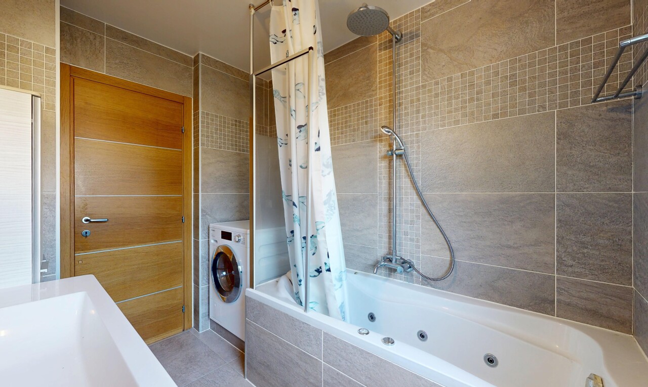 bad mit fliesenwand, tile wall, kombiniertes bad / dusche, tumbler, und komplettes badezimmer