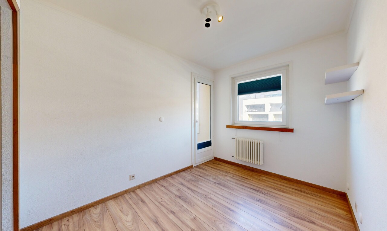 leerer raum mit holzfußboden, wood finish floor, inside property, sockelleisten, und baseboards wall