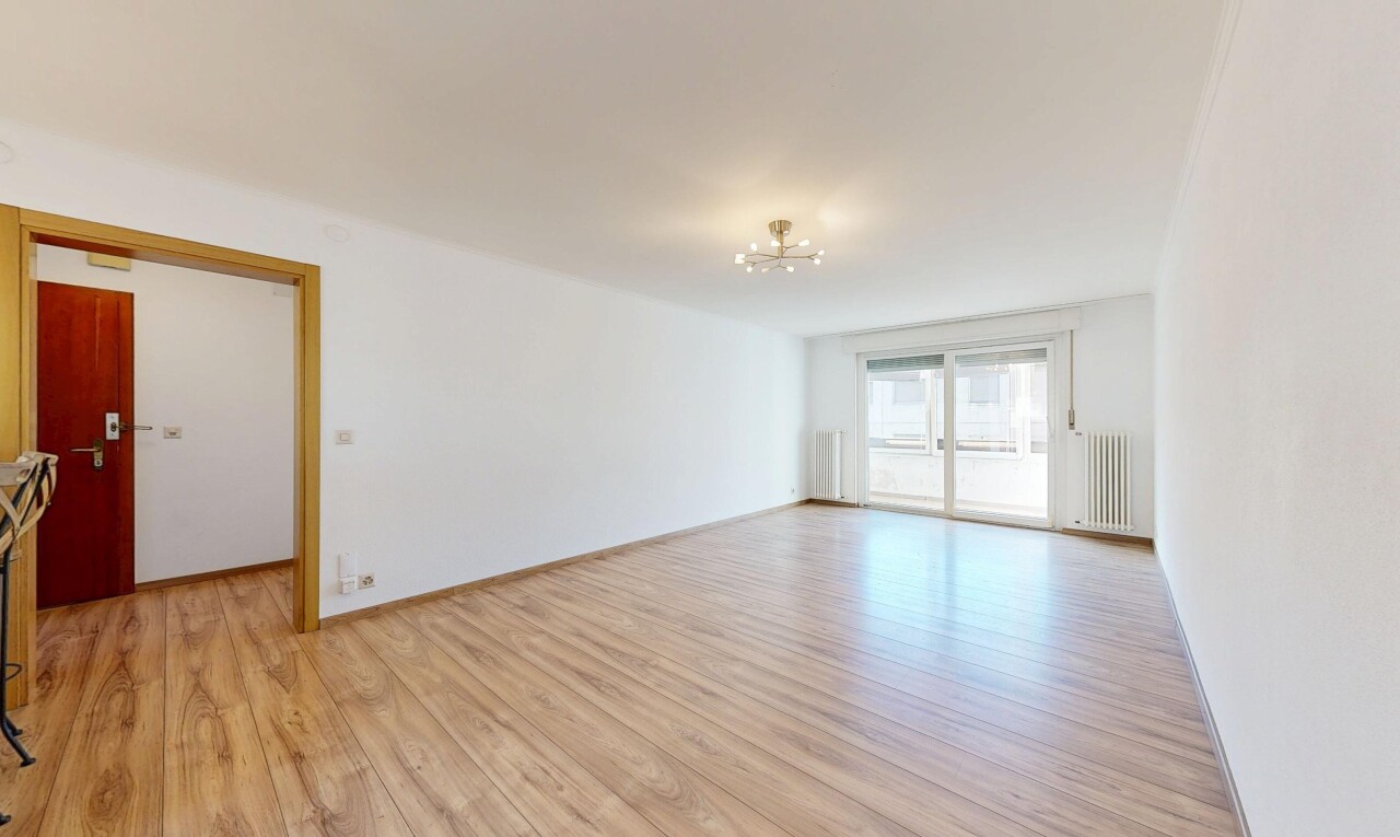 leerer raum mit inside property, gipskartonwand, drywall, kühler, und natürliches licht