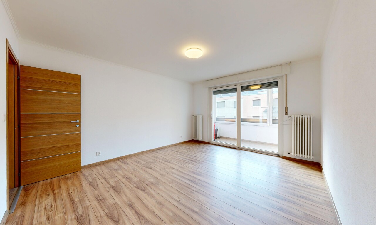 leerer raum mit kühler, natürliches licht, natural light, holzfußboden, und wood finish floor