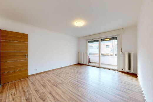 pièce vide avec radiateur, lumière naturelle, natural light, sol en finition bois, et wood finish floor