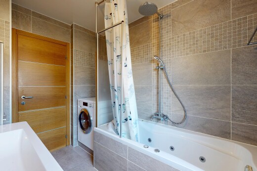 bad mit fliesenwand, tile wall, kombiniertes bad / dusche, tumbler, und komplettes badezimmer
