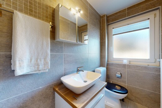 salle de bains avec lavabo (ou coiffeuse selon le contexte), évier, mur en carrelage, tile wall, et inside property