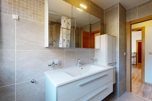 bad mit fliesenwand, tile wall, komplettes badezimmer, schminktisch, und dusche