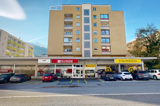 außenansicht mit parkplatz, day time, und from community