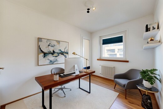 leerer raum mit holzfußboden, wood finish floor, inside property, sockelleisten, und baseboards wall