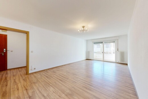 leerer raum mit inside property, gipskartonwand, drywall, kühler, und natürliches licht