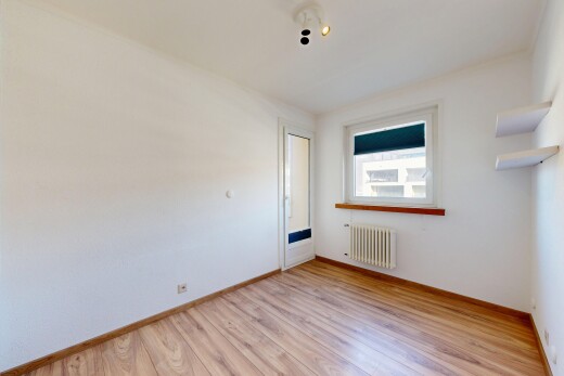 pièce vide avec sol en finition bois, wood finish floor, inside property, plinthes murales, et baseboards wall