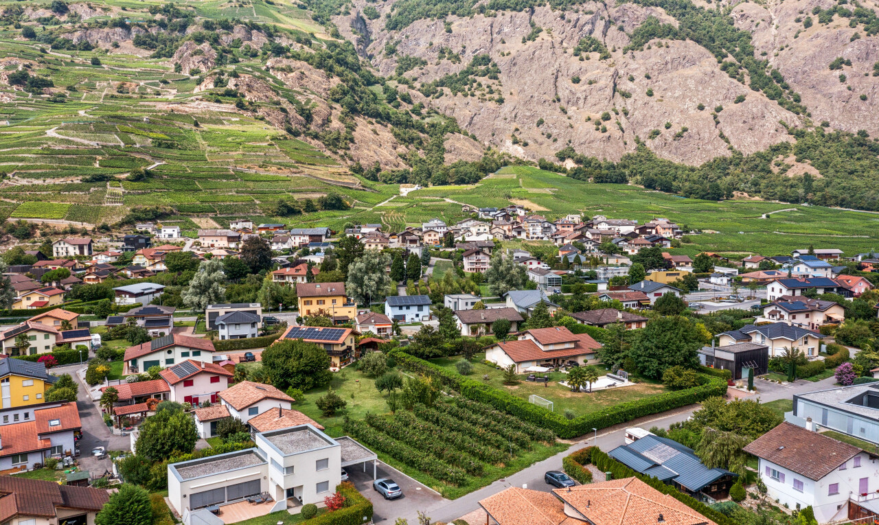 blick auf die berge mit neighborhood view, residential view, und wohngebietblick