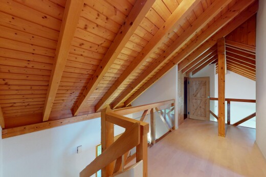 treppe mit inside property, beamed ceiling, balkendecke, wood ceiling, und holzdecke
