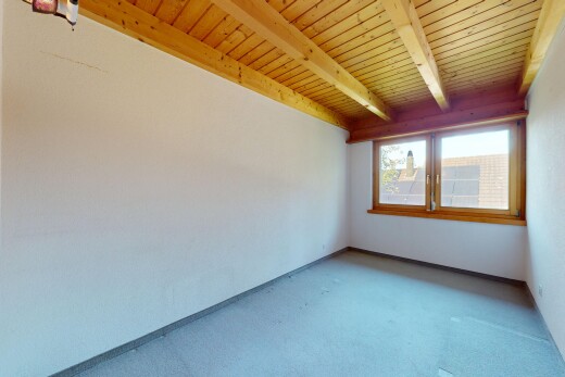 leerer raum mit beamed ceiling, balkendecke, wood ceiling, holzdecke, und natural light