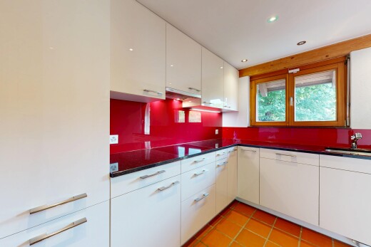 küche mit natural light, natürliches licht, tile floor, fliesenboden, und weiße schränke