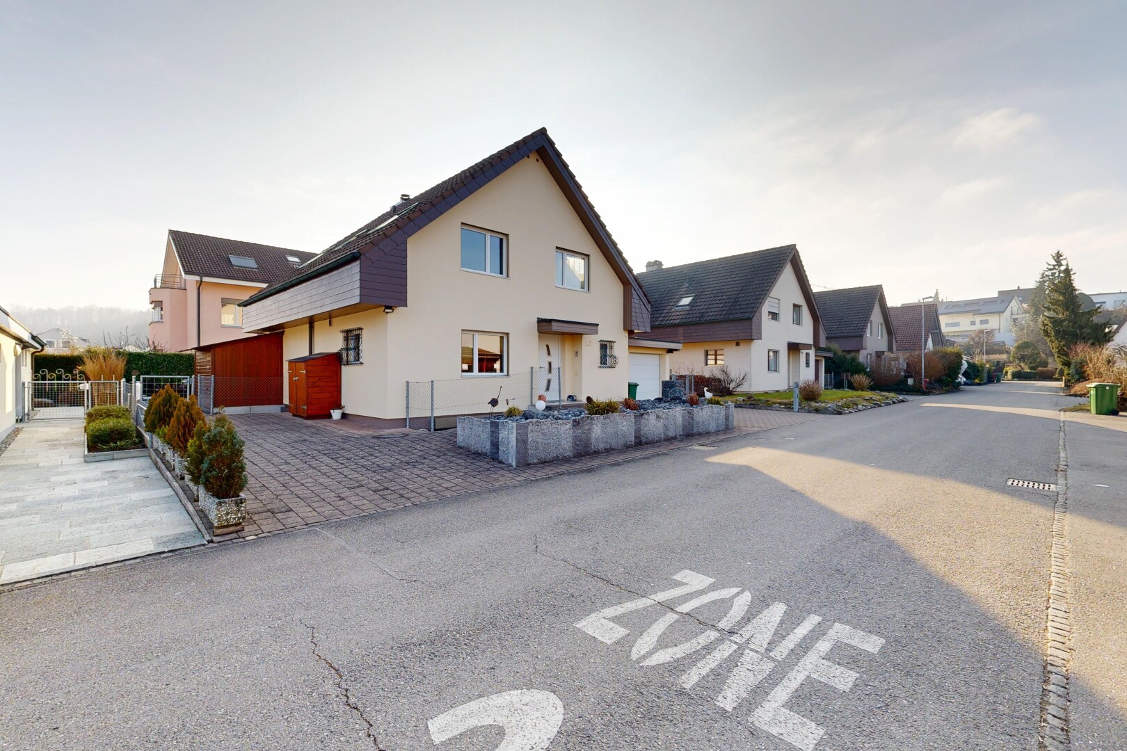 façade avec clôture, bardage en stuc, vue résidentielle, residential view, et day time