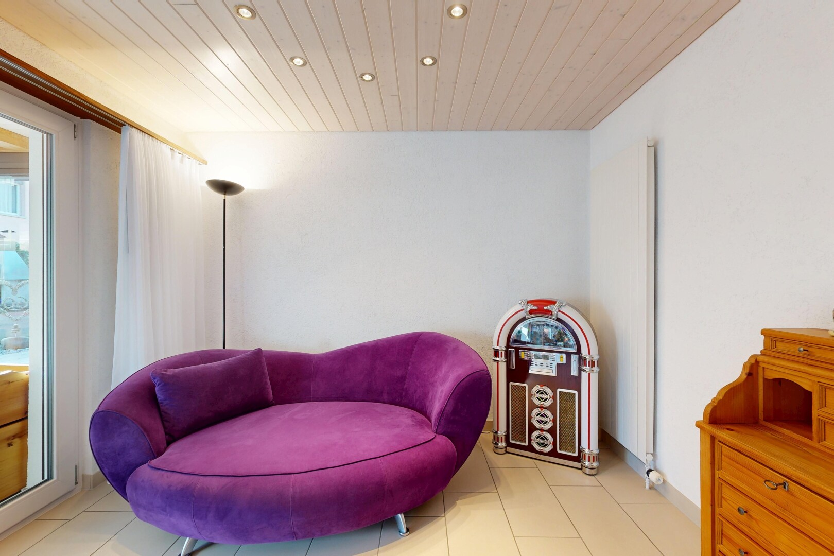 détails avec floor, plafond en bois, wood ceiling, interior, et power working