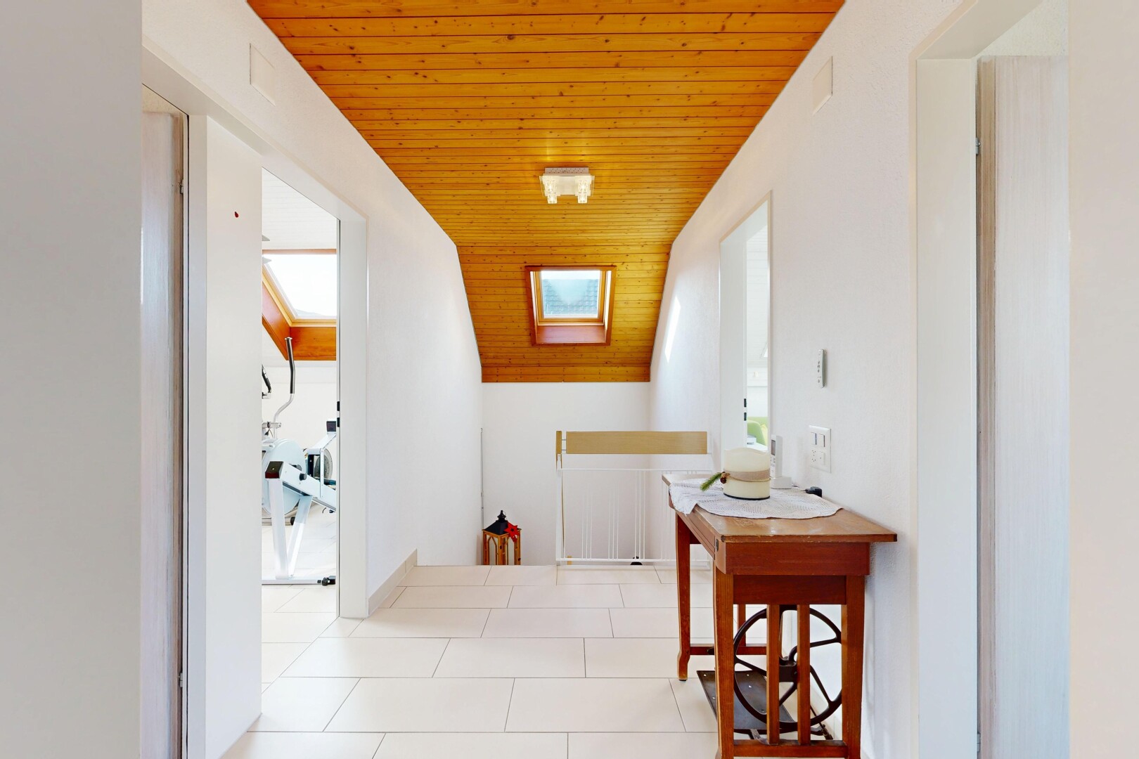 couloir avec plafond en bois, wood ceiling, puits de lumière, inside property, et cloison sèche