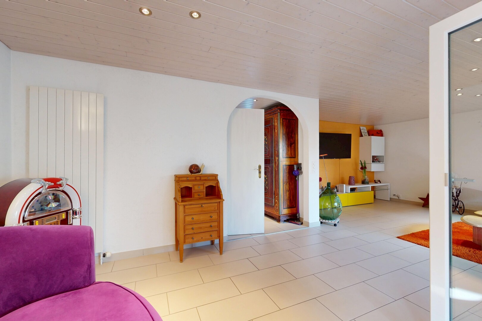 salon avec cloison sèche, drywall, éclairage encastré, recessed lighting, et télévision