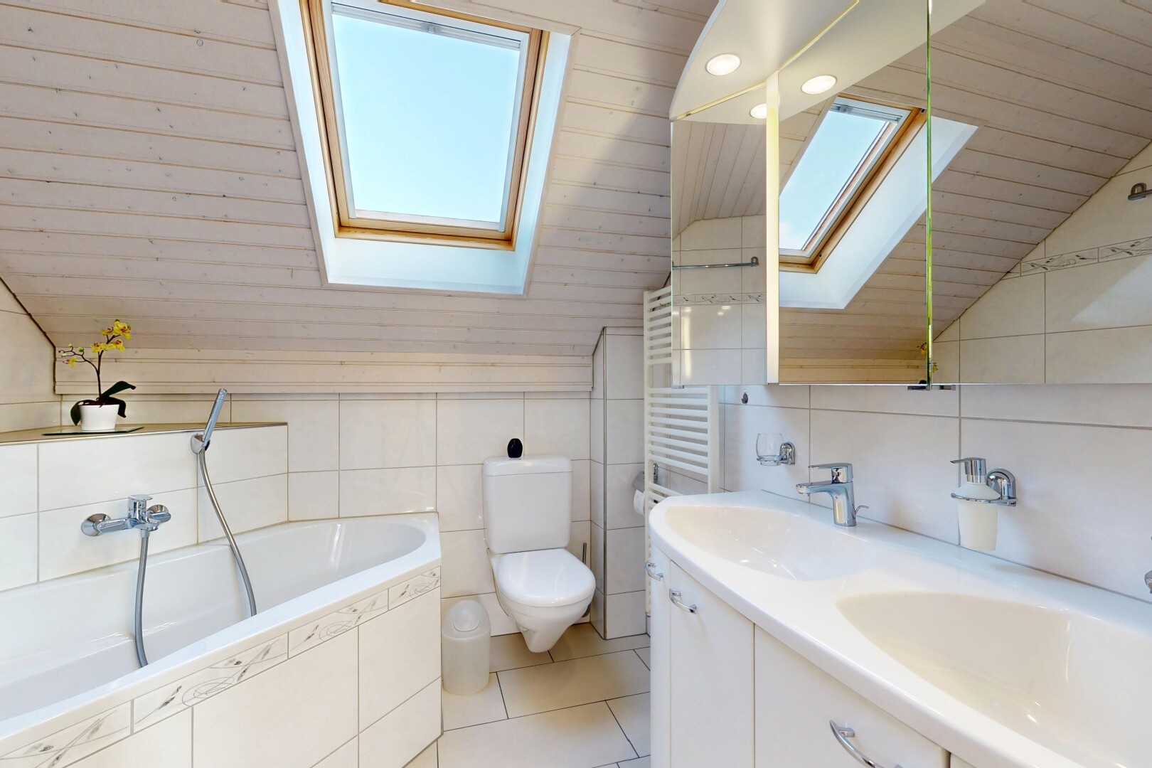 salle de bains avec salle de bain complète, miroir, toilette, double vasque, et inside property