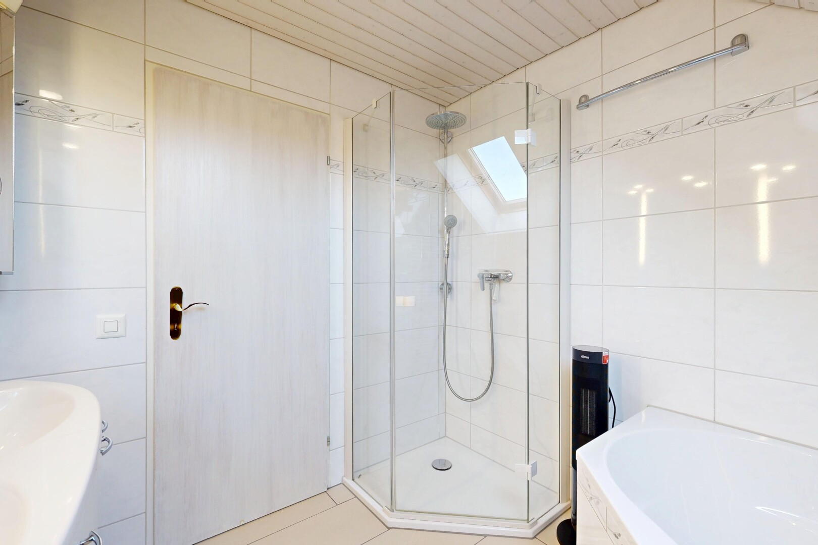 salle de bains avec mur en carrelage, tile wall, bain, salle de bain complète, et douche