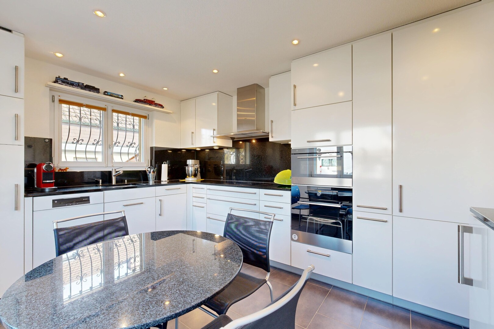 cuisine avec flat panel cabinets, armoires à panneau plat, white cabinets, armoires blanches, et dark countertops