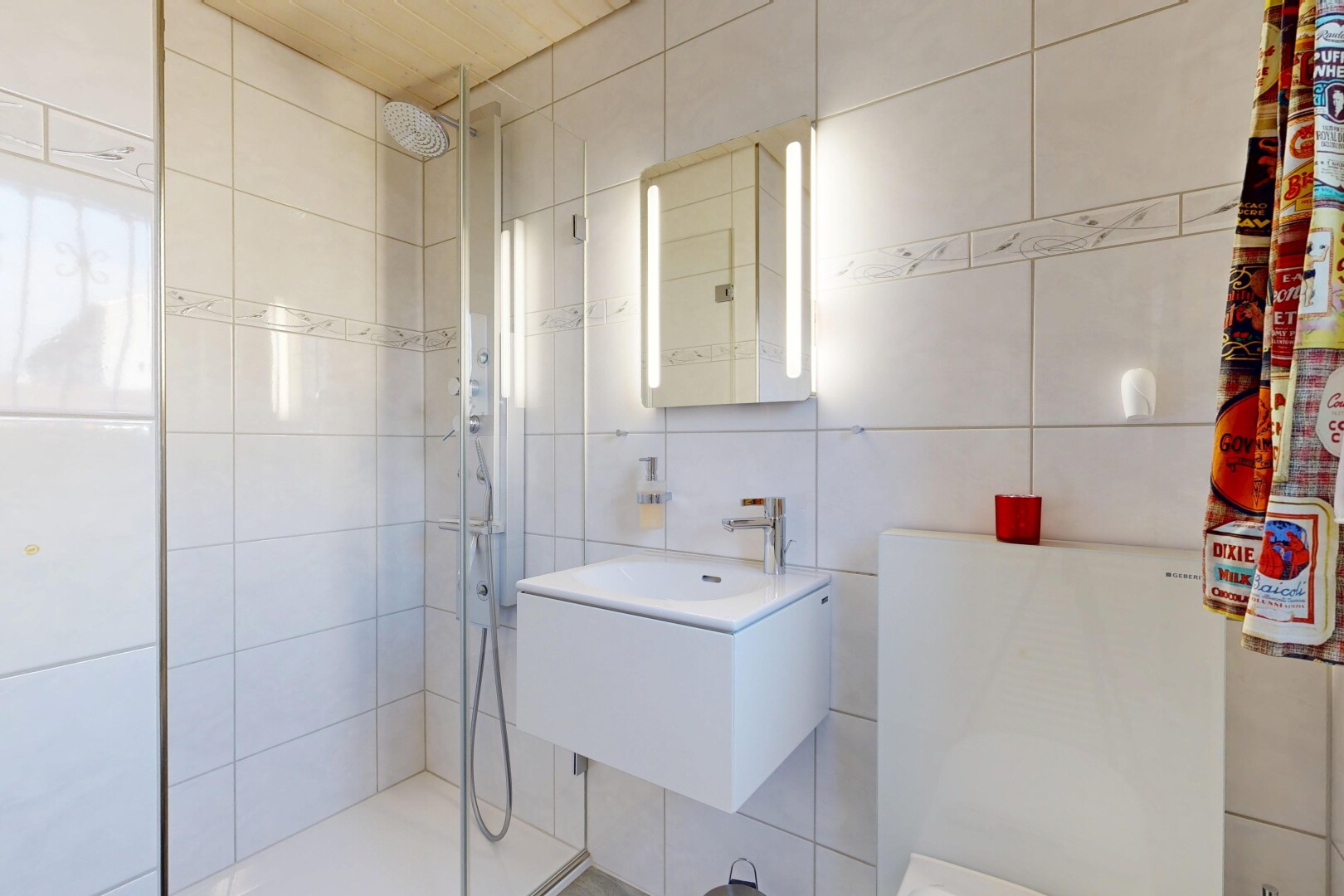 salle de bains avec miroir, salle de bain complète, mur en carrelage, tile wall, et douche