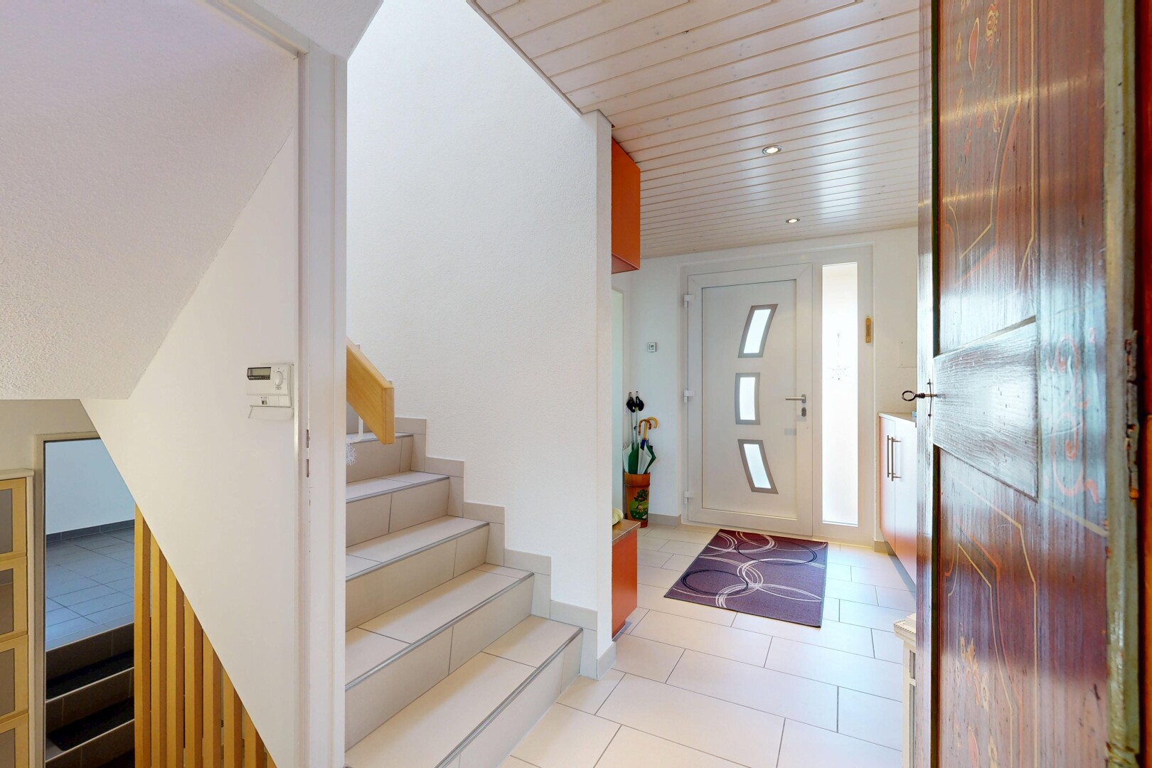 escaliers avec escaliers, cloison sèche, drywall, inside property, et sol en carrelage