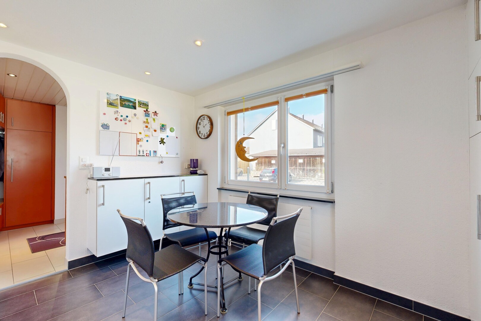 salle à manger avec dark floor, lumière naturelle, natural light, passages en arc, et inside property