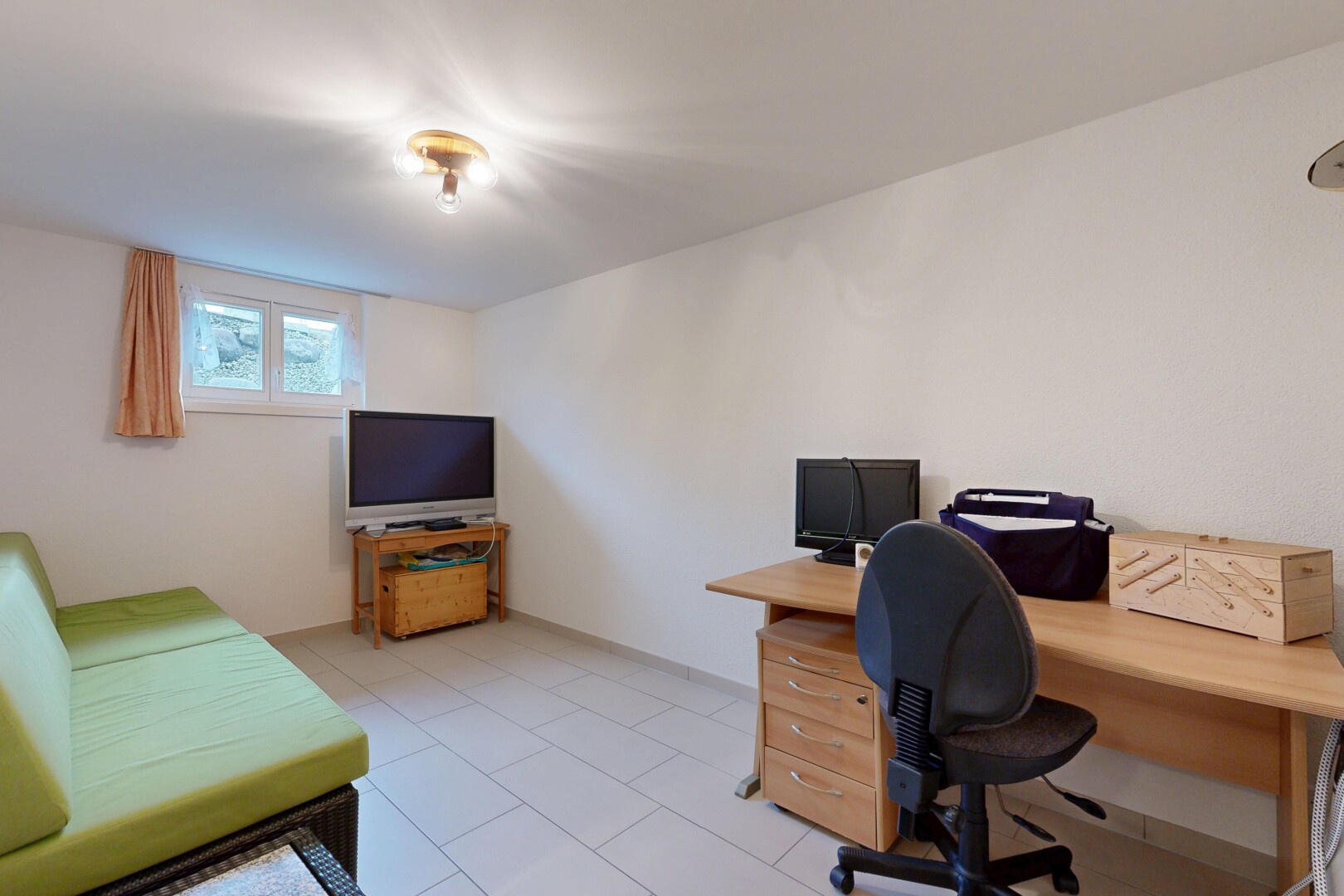 bureau avec lumière naturelle, natural light, télévision, cloison sèche, et drywall