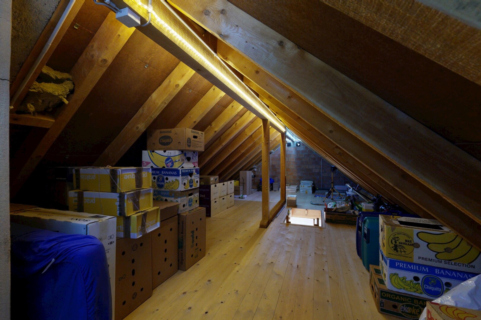 chambre avec plafond bas, low ceiling, inside property, sol en finition bois, et wood finish floor