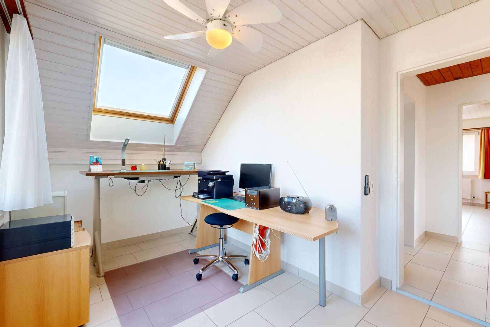 bureau avec puits de lumière, pièce supplémentaire, cloison sèche, drywall, et inside property