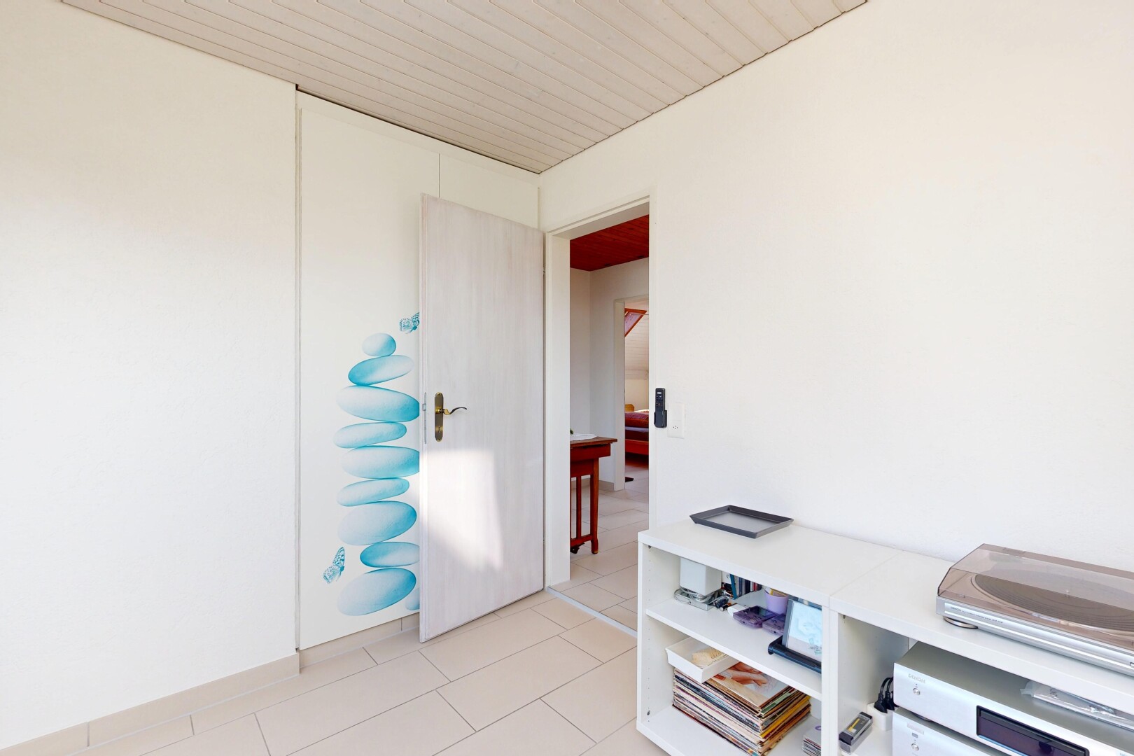 espace intérieur avec inside property, cloison sèche, drywall, sol en carrelage, et tile floor