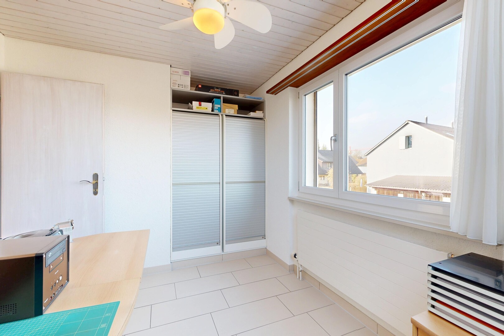 espace intérieur avec inside property, day time, lumière naturelle, natural light, et ventilateur de plafond