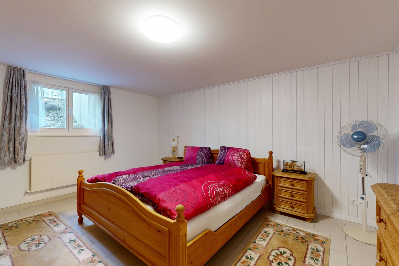chambre avec lumière naturelle, natural light, sol en carrelage, tile floor, et inside property