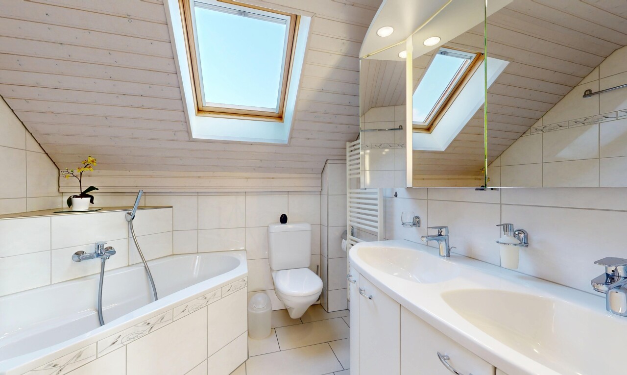 salle de bains avec salle de bain complète, miroir, toilette, double vasque, et inside property