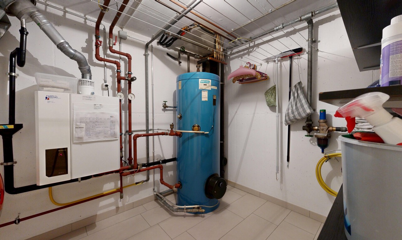 garde-manger avec chauffe-eau et sous-sol