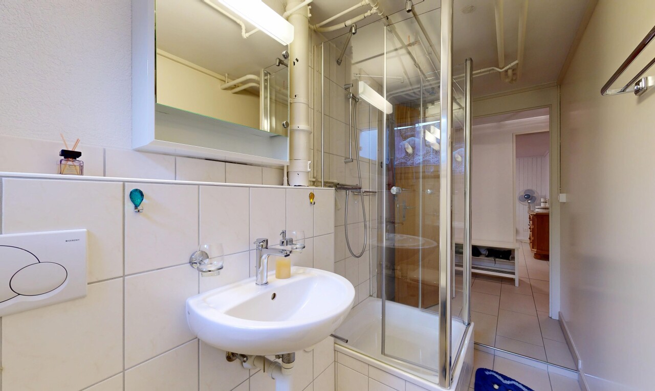 salle de bains avec salle de bain complète, miroir, douche, cloison sèche, et drywall