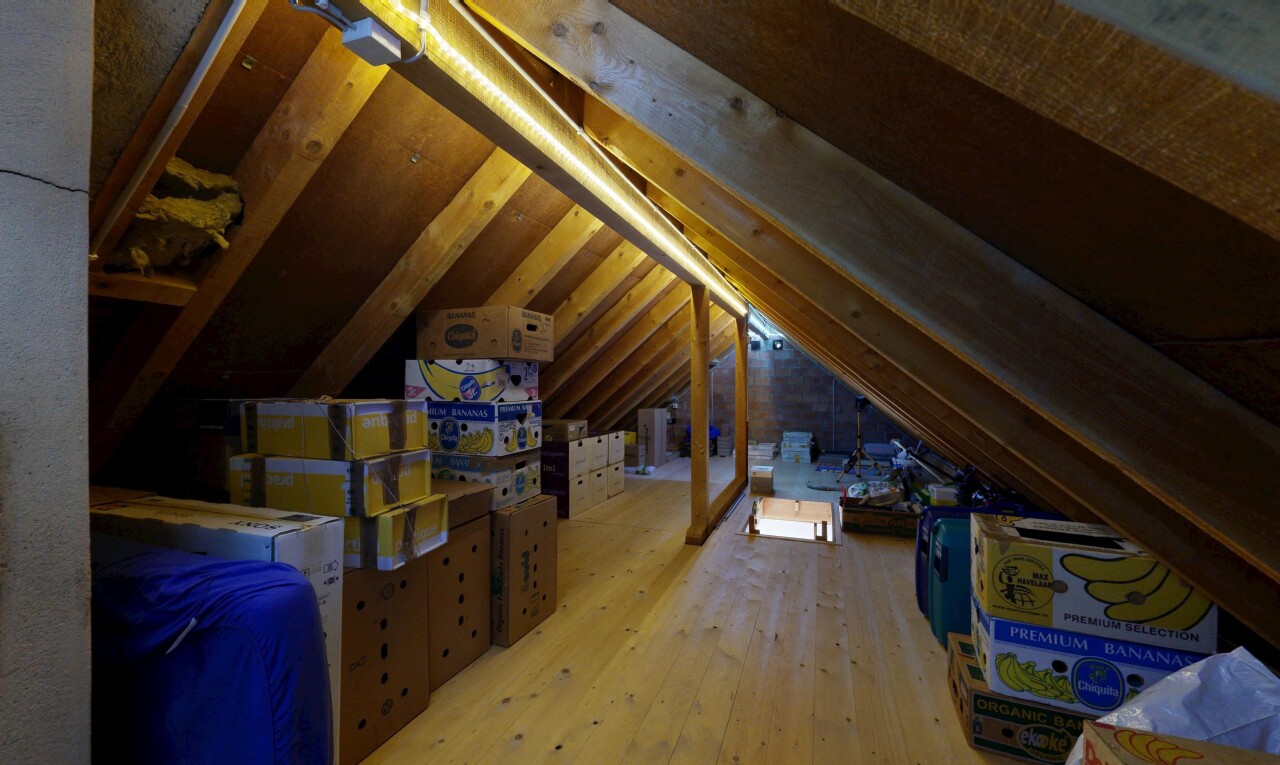 chambre avec plafond bas, low ceiling, inside property, sol en finition bois, et wood finish floor
