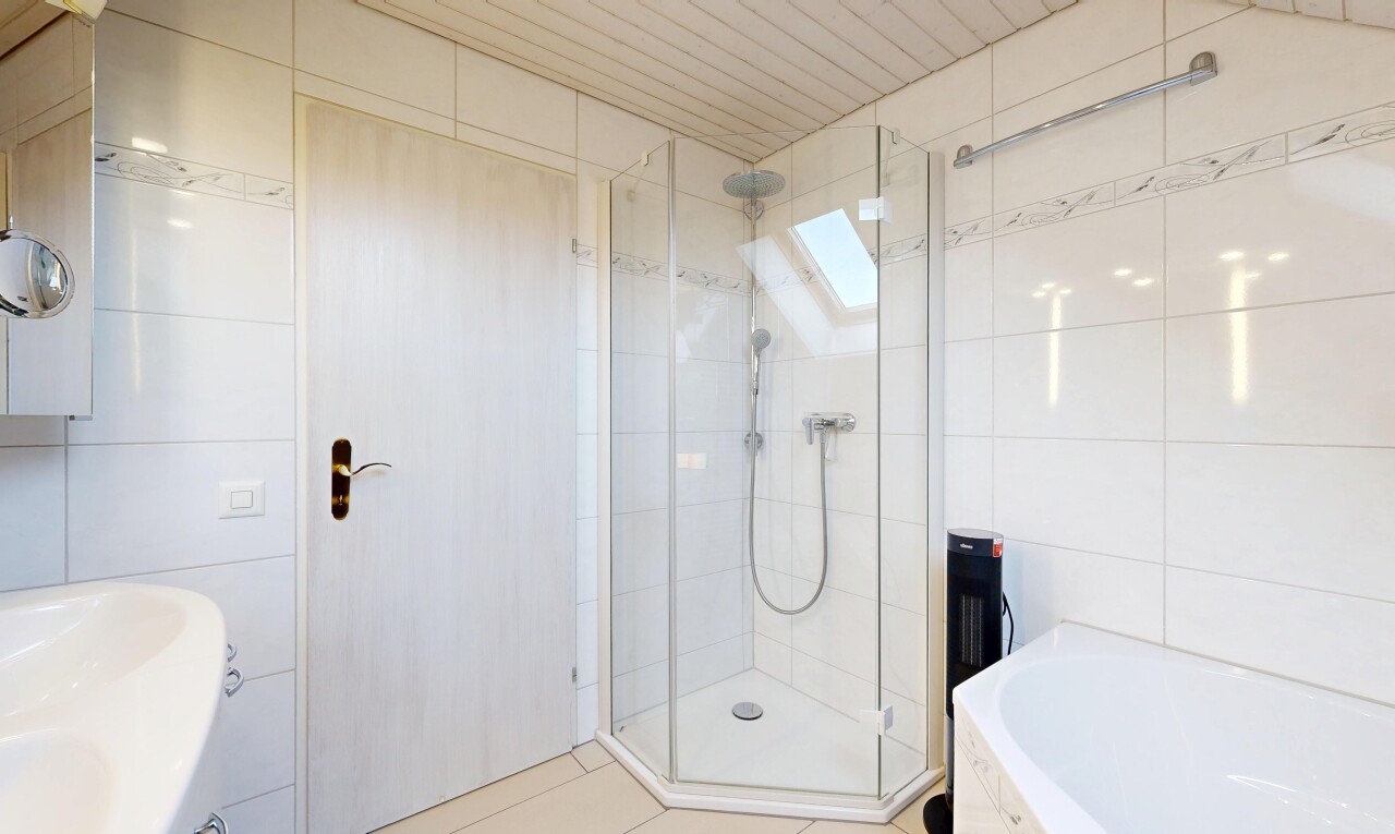 salle de bains avec mur en carrelage, tile wall, bain, salle de bain complète, et douche