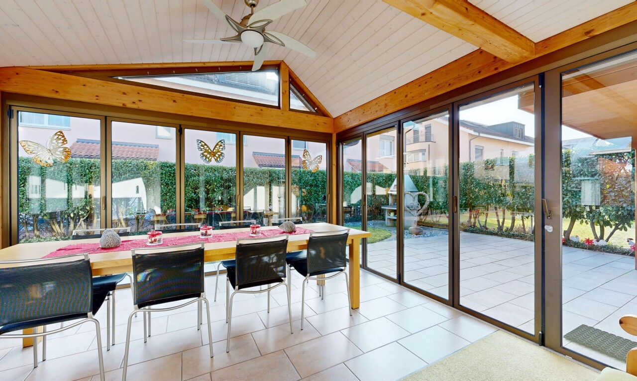salle à manger avec ventilateur de plafond, sol en carrelage, tile floor, lumière naturelle, et natural light