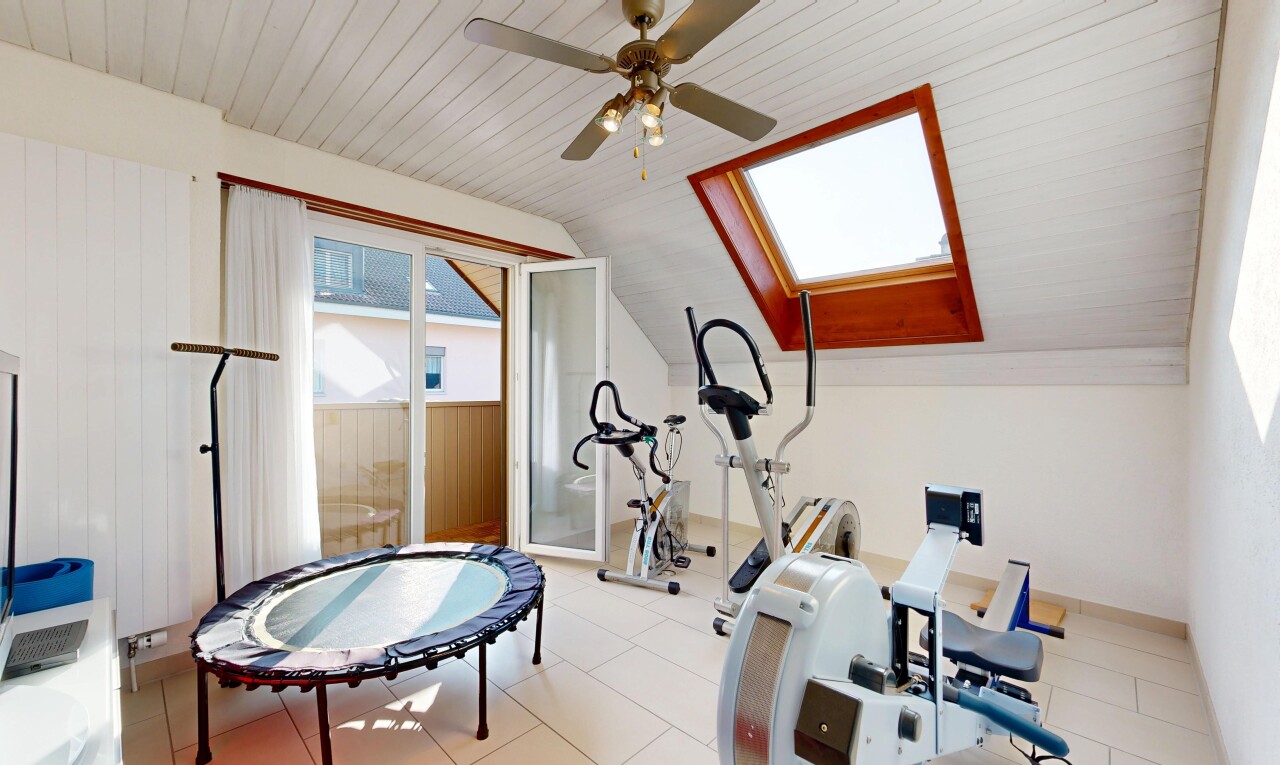 gym avec pièce supplémentaire, puits de lumière, lumière naturelle, natural light, et inside property
