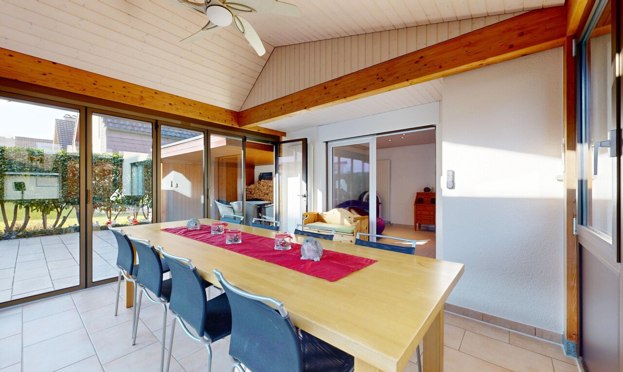 salle à manger avec ventilateur de plafond, plafond voûté, vaulted ceiling, lumière naturelle, et natural light