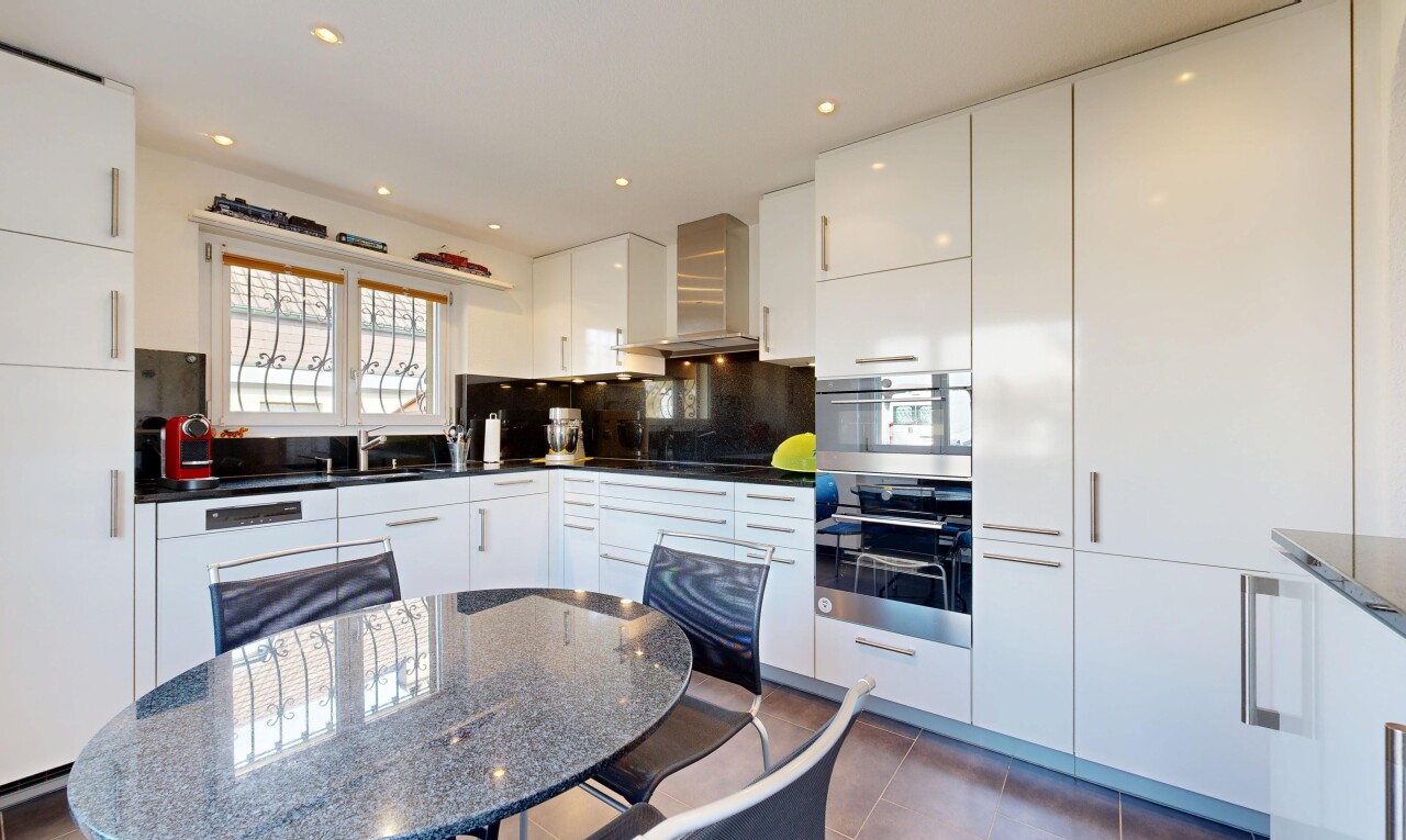 cuisine avec flat panel cabinets, armoires à panneau plat, white cabinets, armoires blanches, et dark countertops