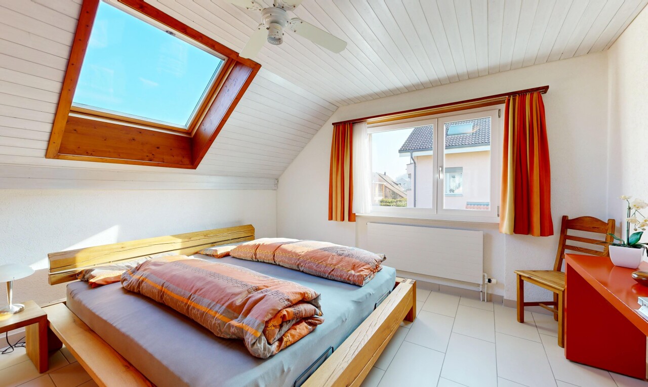 chambre avec radiateur, lumière naturelle, natural light, ventilateur de plafond, et puits de lumière